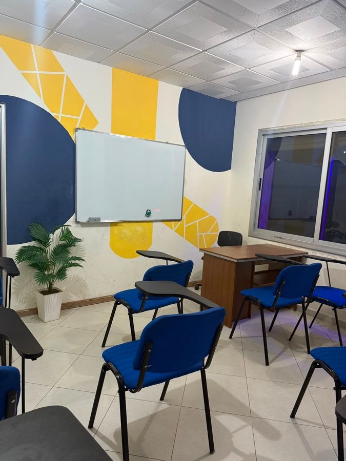 Salle entièrement équipée avec tableau blanc à louer au Centre Alfa