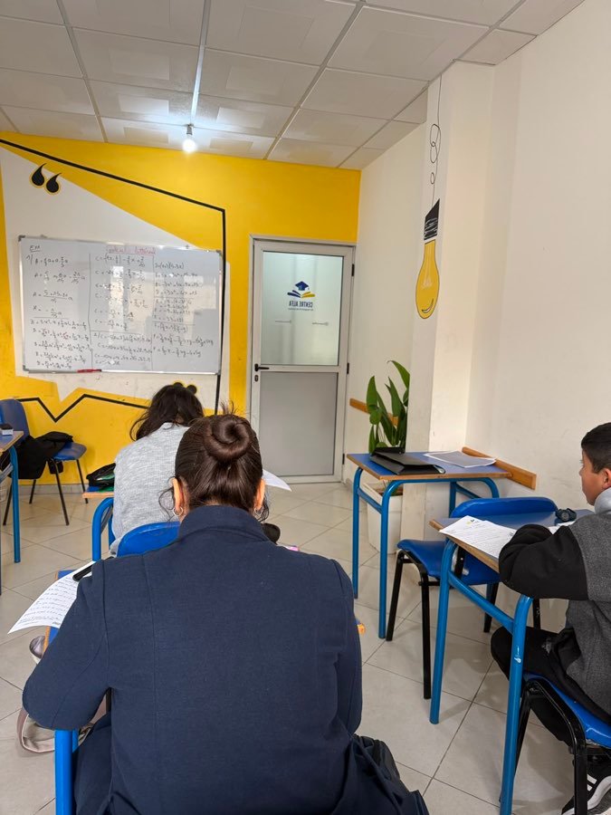 Des collégiens faisant des exercices en classe au Centre Alfa