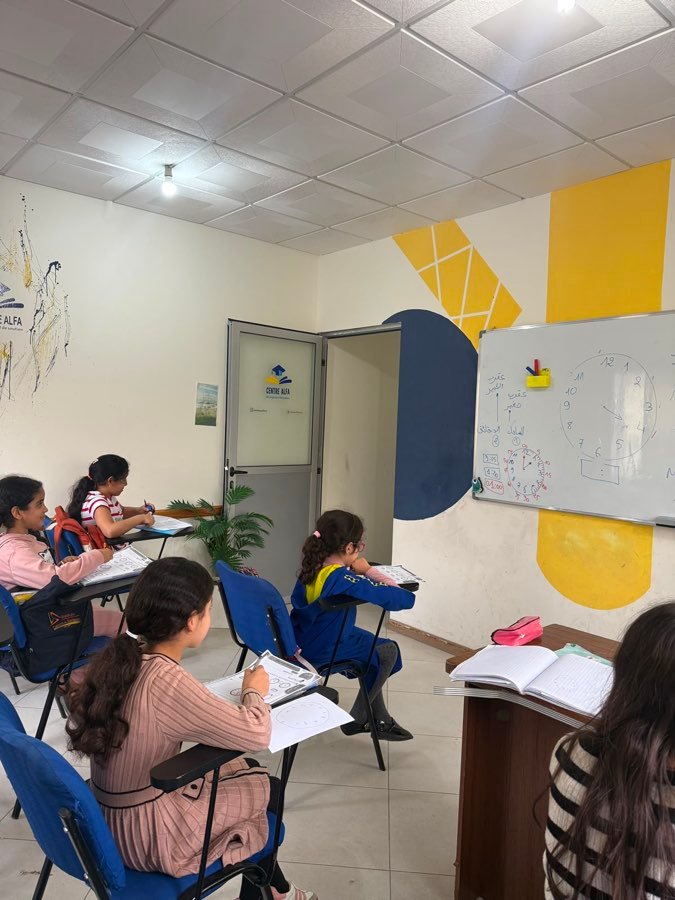 De jeunes élèves lors d'un cours du primaire au Centre Alfa