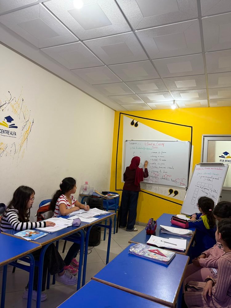 Cours de langue française au tableau au Centre Alfa