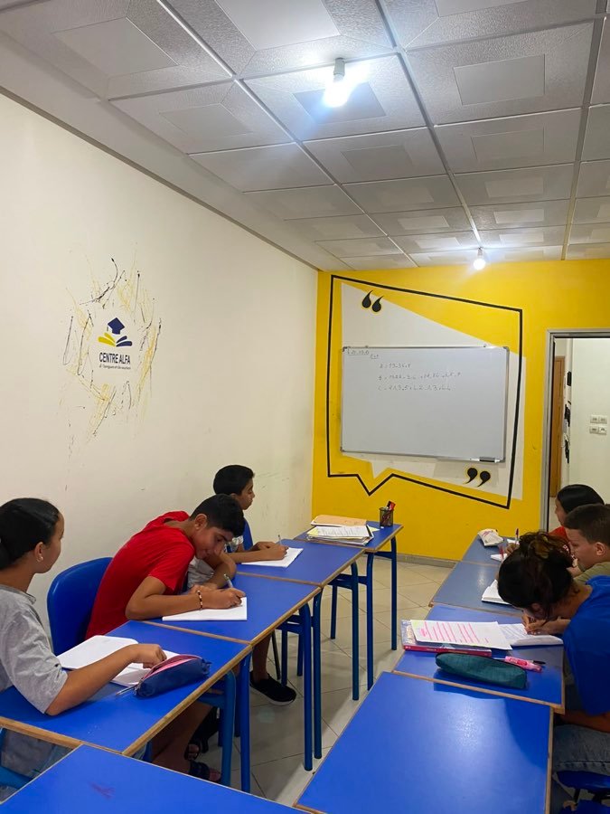 Des lycéens travaillant sur leurs devoirs au Centre Alfa